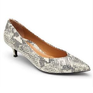 NWOT Vionic Size 10 snakeskin kitten heels.